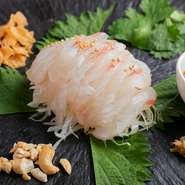 長浜市場から仕入れた新鮮な魚を使った、中華テイストのカルパッチョ。使用するお魚は日によって異なります。