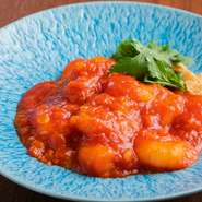 “エビチリ”こと、中華料理定番の逸品。トマトの爽やかな酸味を効かせたソースをベースに、XO醤で奥深い味わいを演出。定番ながらもお店のこだわりを実感できるメニューです。
