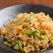 お米一粒ずつを丁寧に炒め、ぷりぷり海老の香りと旨味を合わせた、バランスの取れた味わいの炒飯です。