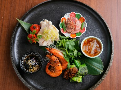 テーブルを賑やかに彩る『MURAKAMI Style　前菜盛り合わせ』