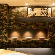 『ハリハリ鍋』はもちろん、前菜や馬刺し・寿司など、コースは人気の逸品を余さず味わい尽くせます。コストパフォーマンス抜群で、ボリュームも満点。事前に相談しておけば、サプライズ演出もサポートしてくれます。