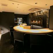 黒をベースにした店内は客席数が限られているため、少人数の宴会・食事会に最適です。普段は行っていない飲み放題も、事前の相談があれば対応可能。少人数での貸切予約も承っております。