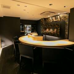 落ち着いた雰囲気に包まれる、カウンターのみの専門店