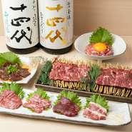 店内で使用する馬刺しは、すべて熊本県から取り寄せます。馬刺し専門店として買い付けるのは、食感のよい特撰レバー、サシが美しい濃厚な大トロなど。お造りや溶岩焼きで、馬刺しの旨みを満喫。