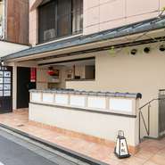 風情ある京都の街並みに溶け込んだ外観からは、およそ想像できないような明るい店内。黒を基調とした心落ち着く空間では、こだわりの馬肉を使ったオリジナリティーのあるメニューと出合えます。