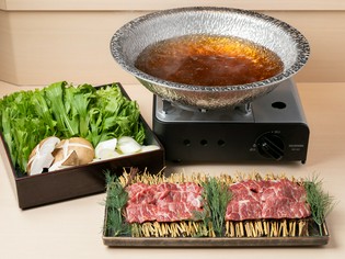 だしにサッと馬刺しをくぐらせ味わう『馬肉しゃぶしゃぶ』