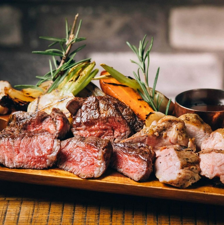 自社醸造のオリジナルクラフトビールや自社直輸入のベルギービールも2時間飲み放題！（90分L.O.）