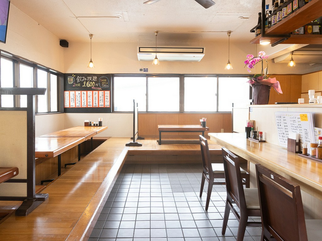 のびのび過ごせる掘りごたつ席完備の店内