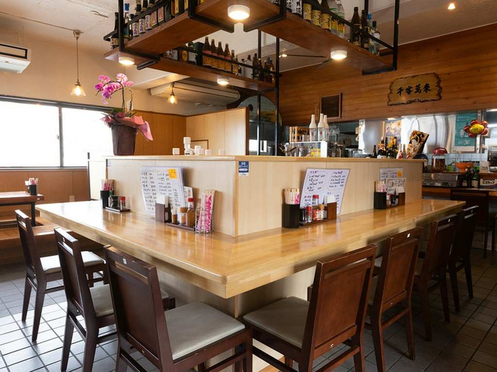 お一人様も温かく迎え入れてくれるカウンター