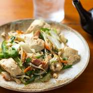ふんわり柔らかな食感が魅力的な「宇那志豆腐」を使用。シャキッと瑞瑞しい野菜たちと炒めることで、絶妙な食感のバランスを楽しめる一品です。だしと醤油とシンプルながらも、飽きの来ないおいしさが魅力です。