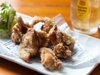 定番ゆえに根強い人気を誇る逸品。素材だけでなく“揚げ”にもこだわり、理想的な揚げを実現するための機器（ドクターフライ）を導入。よりさっくりとヤミツキになる仕上がりに。人気を裏付けるおいしさが自慢です。