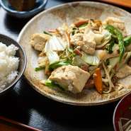 「宇那志豆腐」を使用した『豆腐ちゃんぷるー』をメインに迎えた定食メニュー。豆腐と野菜のヘルシーな組み合わせながらも、ご飯が進みます。