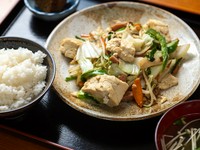 「宇那志豆腐」を使用した『豆腐ちゃんぷるー』をメインに迎えた定食メニュー。豆腐と野菜のヘルシーな組み合わせながらも、ご飯が進みます。