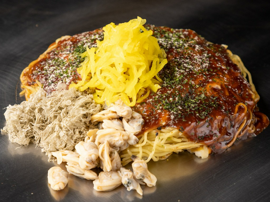 市内の名店を食べ歩いて追求した、オリジナルのお好み焼きを