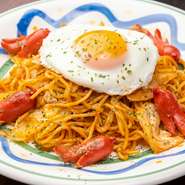 パンチの効いた味わいに、目玉焼きがうれしい『ナポリ☆焼きそば』など、大人だけでなくお子さまにも人気のメニューも盛りだくさん。キッズチェアも導入予定で、ファミリーでの利用にもぴったりです。