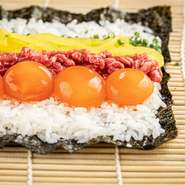 和牛ユッケ肉と黄金卵黄を使った太巻き。
トッピング
雲丹・いくら／各550円
キャビア／1,000円
※写真は4人前です。