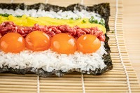 和牛ユッケ肉と黄金卵黄を使った太巻き。
トッピング
雲丹・いくら／各550円
キャビア／1,000円
※写真は4人前です。