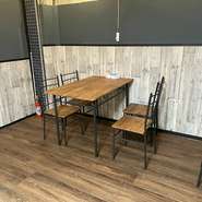 4人掛けが2卓、コネクトも可です。