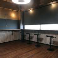 店内の壁沿いにL字型にしつらえられたカウンターは、立ち飲みも座り飲みも両方叶うハイブリッド仕様。お一人様での利用にもオススメです。ふらりと立ち寄って、気軽に一杯を楽しめる、そんなお店になっています。