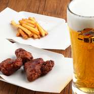 おつまみとドリンクを同時にオーダーしてもワンコインからと、とにかくリーズナブルな価格設定が魅力。テーブル席も用意されているから、気の合う仲間を誘って、少人数での気軽な飲み会などにも利用できます。