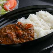 毎日お店で手づくりしている『カレーライス』は、「どこか懐かしい昭和の味」と根強いファンの多い一品。2種のルーをブレンドすることで味に深みを出した、特製のポークカレーです。ミニサラダ付もうれしいところ。