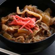 みりんや砂糖は使いつつも、甘さは控えめのこってり系の味付けが魅力の『牛どん』。じっくり煮込んで引き出された玉ねぎの甘さが、牛肉の旨みと絶妙にマッチしています。ワンコインと手頃な価格もグッド。