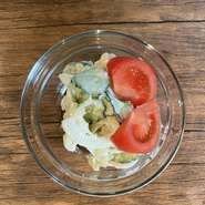 サラダはポテトの他にごぼう、コールスローとあります。トマトの有無などもお気軽にお申し出ください。