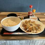 餃子は単品でもお楽しみいただけます。
お酒のアテに是非どうぞ。
単品は￥200