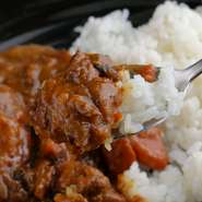 基本独学で学んだという料理は、現在進行形で進化中ということもあり、日によって異なる味わいもご愛嬌。手間ひまかけて愛情込めた料理と、心づくしのサービスで、憩いのひとときを提供しています。