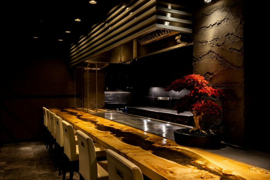 鉄板焼きの音や香りと共に、ラグジュアリーな雰囲気が2人を包む