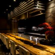 シックでモダンな店内は、ラグジュアリーな雰囲気。おもてなしのサービスや高級食材の食事はもちろん、樹脂を流し込んだ特注のテーブルに思わず目が奪われます。細部までこだわった空間で、大切な人と過ごしてみて。