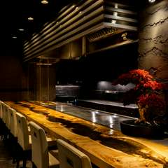 鉄板焼きの音や香りと共に、ラグジュアリーな雰囲気が2人を包む