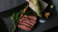 旨味が溶け出す！プロが細部までこだわり抜いた『本日の赤身ステーキ』