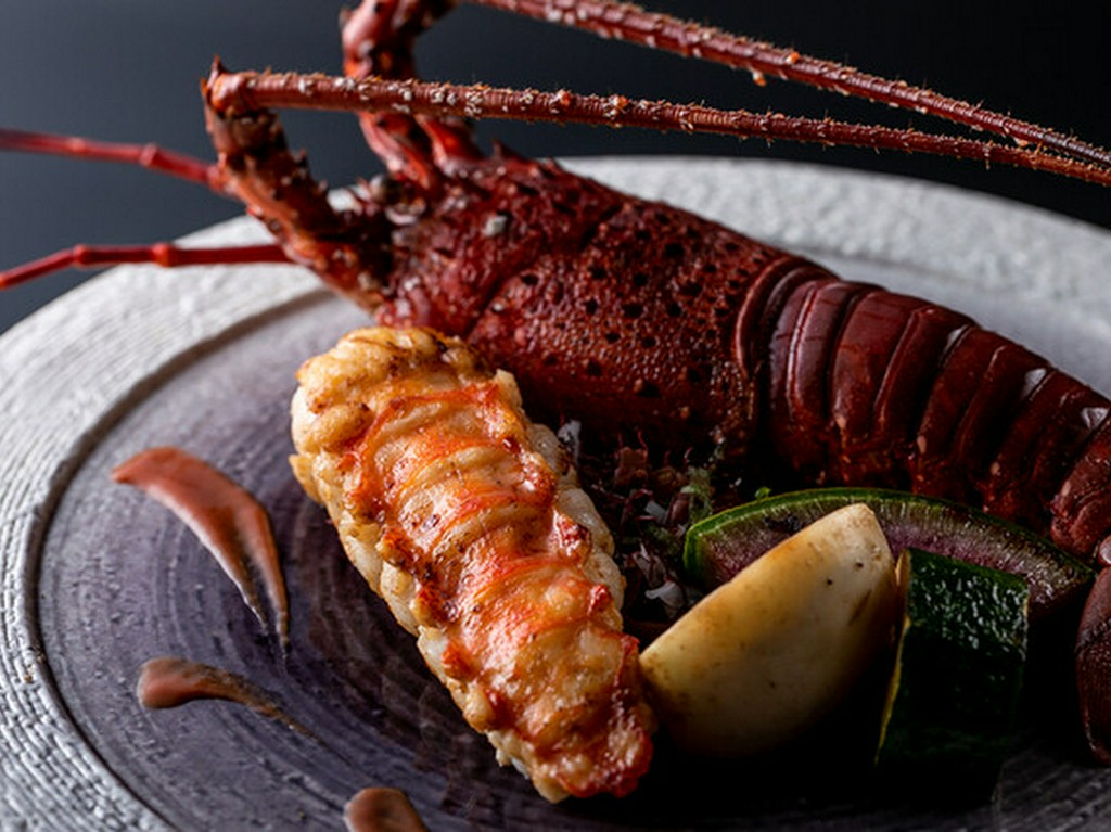 光輝く甲羅に閉じ込められた旨味と甘味『イセエビ　丸ごと1尾鉄板焼き』