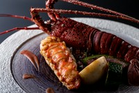 光輝く甲羅に閉じ込められた旨味と甘味『イセエビ　丸ごと1尾鉄板焼き』