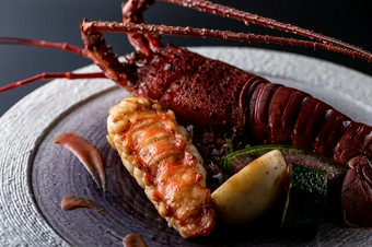 光輝く甲羅に閉じ込められた旨味と甘味『イセエビ　丸ごと1尾鉄板焼き』