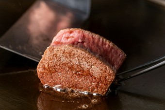 平日限定！
リーズナブルかつ黒毛和牛の鉄板焼きを堪能できるショートコース。