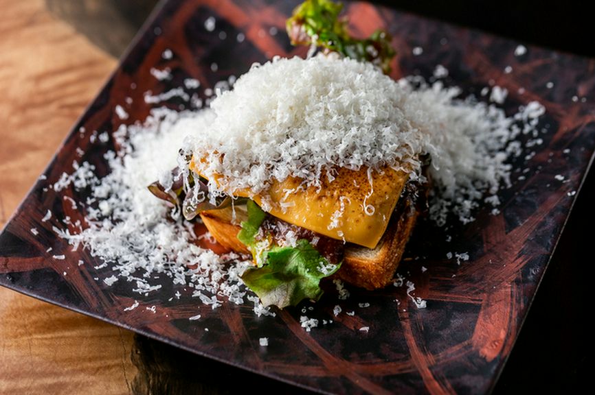 全てが絶妙なハーモニー!『名物A5黒毛和牛ハンバーガー』