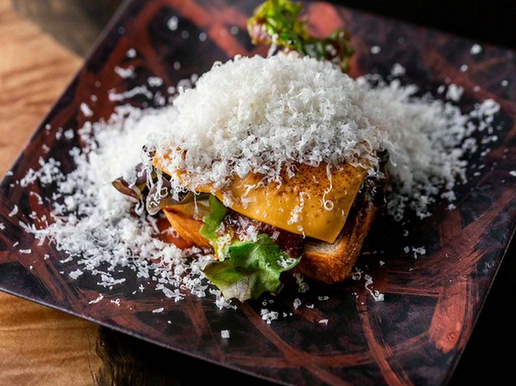 全てが絶妙なハーモニー！『名物A5黒毛和牛ハンバーガー』