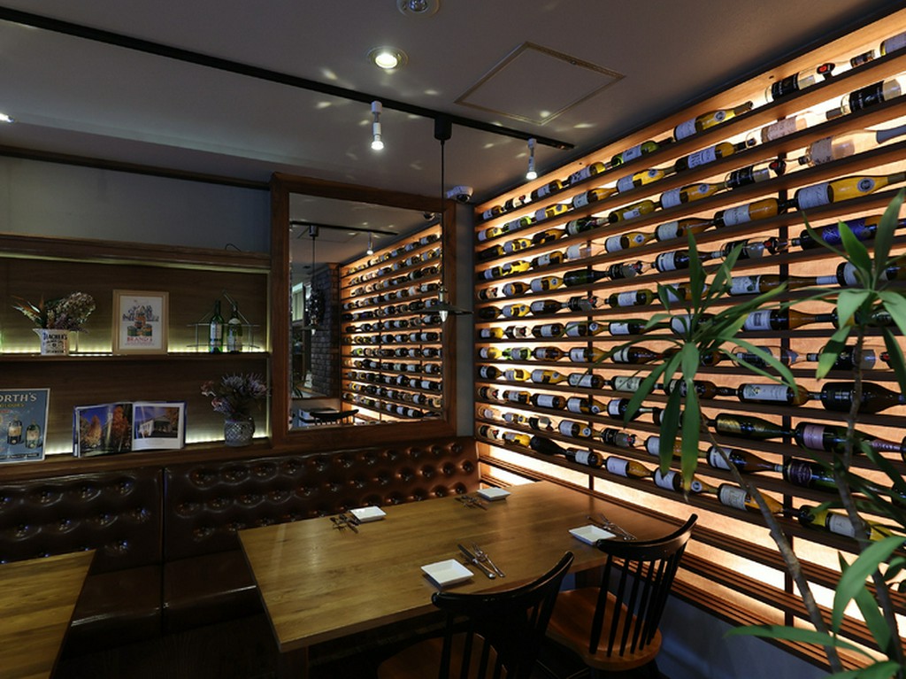 階段を上った先の、落ち着いた雰囲気で楽しむイタリア料理