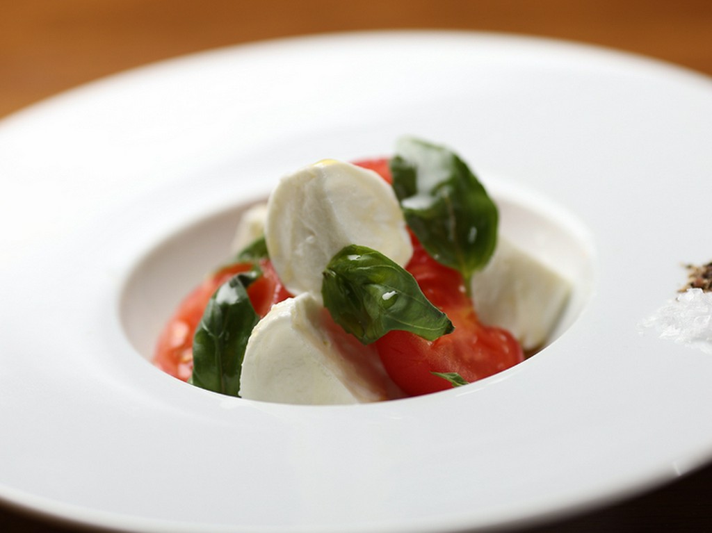 さっぱり食べたい！『水牛モッツァレラチーズとトマトのカプレーゼ』