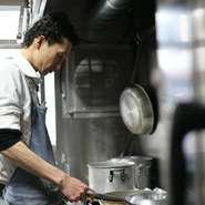 味わいを引き立たせる温度感。取り皿まで気を配る