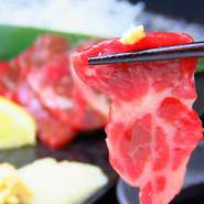 低カロリー高たんぱく質でコレストロール値を上げない健康食材としても知られている馬刺し。単品のほかに馬刺しづくしのコースもございます。