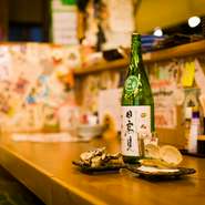 髙橋氏のイチオシは、毎日仕入れた魚の鮮度をそのまま楽しむ『お刺身盛り合わせ』。店内の『本日のおすすめ』は、時期によって品揃えが異なるのでぜひチェックを。旬の食材たちを活かした一品料理を楽しめます。