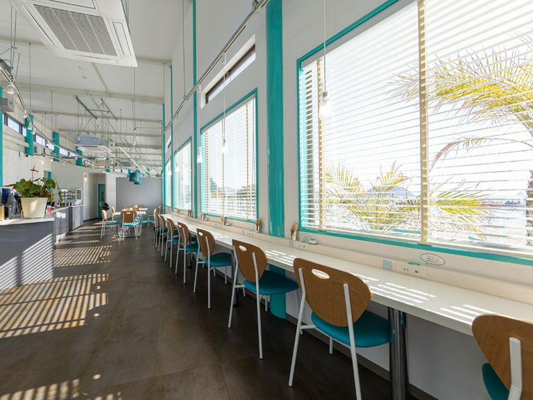 青×白が折りなす、開放感のあるスタイリッシュな空間