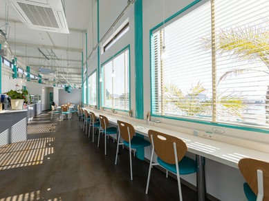 青×白が折りなす、開放感のあるスタイリッシュな空間