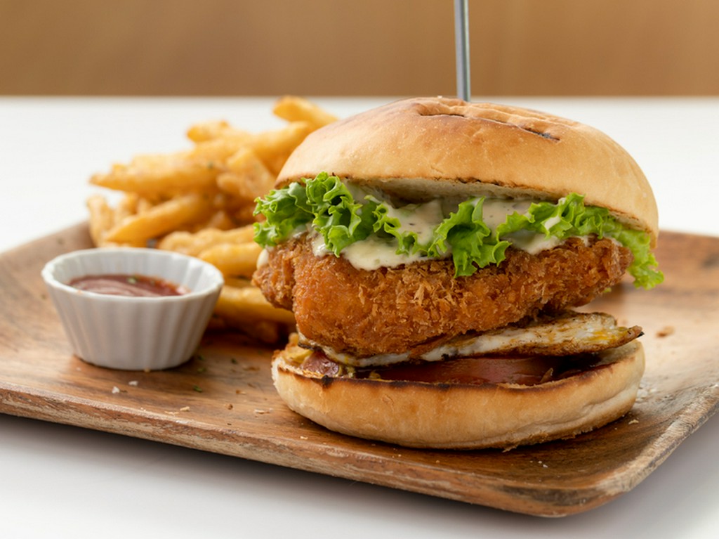 香ばしいバンズでサンドした『チキンカツバーガー』