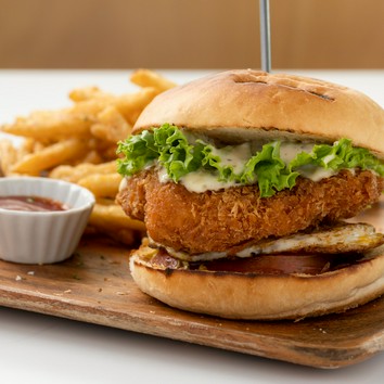 バーガーキング と日本相撲協会のコラボから誕生 直火焼きの100 ビーフパティを豪快に5枚重ねた大迫力の 横綱級 超大型バーガー BABY BODY BURGER ベビーボディーバーガー 新発売 株式会社ビーケー・ジャパンのプレスリリース
