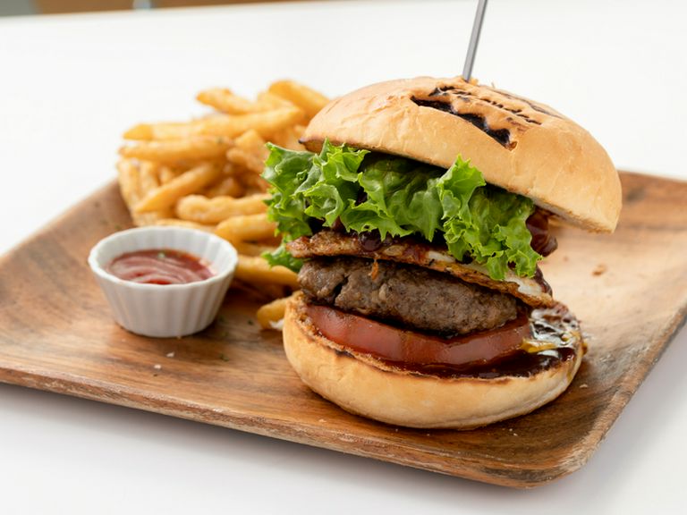 ボリューム満点の名物バーガー『グランデバーガー』