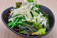 韓国のりがのったサラダです